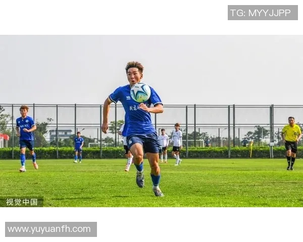 善良的中国足球明星在绿茵场上传递爱与希望的故事